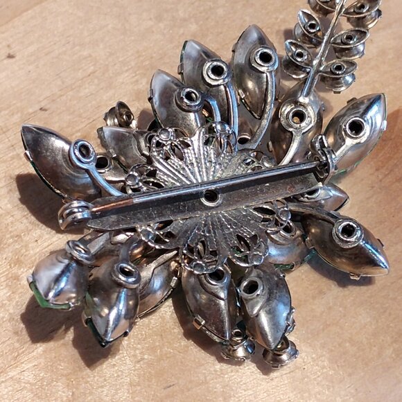 Vintage rhinestone brooch emerald rhinestone - Picture 4 of 5